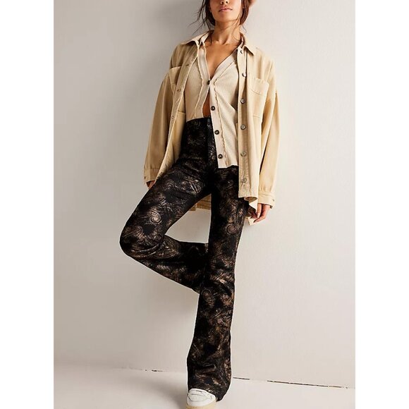🎉LAST CHANCE🎉 FREE PEOPLE Jayde Metallic Printed Flare Jeans / Black Tie - Picture 6 of 10